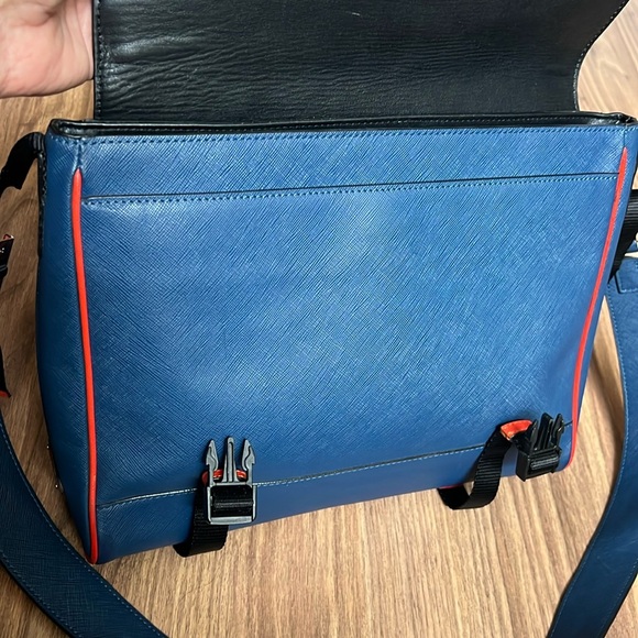 A188 - ๐ฏ % authentic Prada messenger crossbody bag - Picture 10 of 16